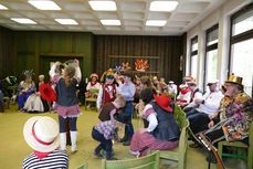 Naumburger Prinzenpaare mit Hofnarren besuchen den Kindergottesdienst (Foto: Karl-Franz Thiede)